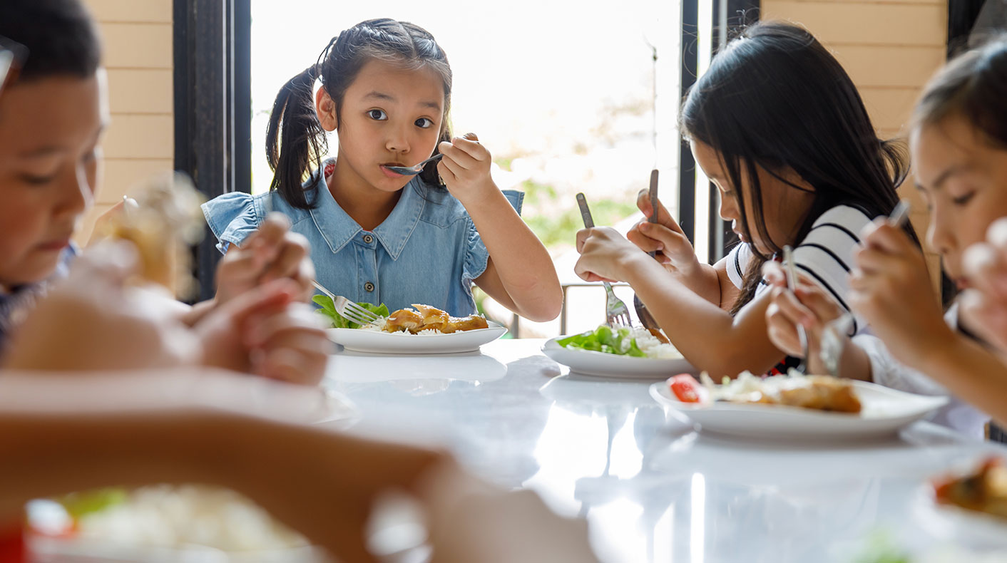 Kids eating lunch together